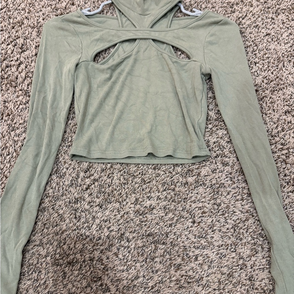 H:ours • Alyson Cutout Top in Green - Picture 2 of 5
